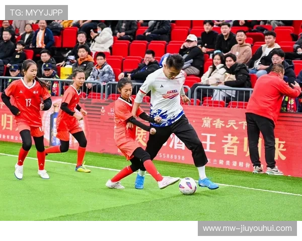 足球场上风采无限 踢足球方巾带你感受运动与时尚的完美结合